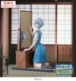 REI AYANAMI TENTATIVE NAME EVANGELION: 3.0+1.0 THRICE UPON A TIME ESTATUA FIGURIZMA PVC. Rei Ayanami, una figura central y enigmática de la saga Evangelion, aparece aquí representada en un raro momento de tranquila introspección, lejos del caos de las batallas EVA y el terror apocalíptico. Arrodillada ante un tocador, parece perdida en sus pensamientos, evocando las múltiples preguntas que rodean su identidad fragmentada. Esta figura captura esa delicada pausa con sutil elegancia. Rei se arrodilla sobre una tradicional estera japonesa de tatami, vestida con su uniforme escolar, con una mano apoyada en un espejo vertical. Su mirada, ligeramente girada por encima del hombro, sugiere más interrogantes que reflexión, lo que realza su presencia silenciosa y misteriosa. Los detalles están finamente elaborados: el tocador de madera con cajones, un espejo real que refleja la figura, los suaves pliegues de la tela, los calcetines negros ajustados y una pose que es a la vez elegante y retraída. La composición crea una atmósfera tranquila y cargada de emoción. Con una altura aproximada de 25 cm, esta figura de PVC forma parte de la línea Figurizm Alpha de SEGA. Destaca por su composición narrativa, su base escénica incorporada y su pulida ejecución, lo que la convierte en una pieza de colección poética y simbólica para cualquier fan de Rebuild of Evangelion.