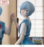 REI AYANAMI TENTATIVE NAME EVANGELION: 3.0+1.0 THRICE UPON A TIME ESTATUA FIGURIZMA PVC. Rei Ayanami, una figura central y enigmática de la saga Evangelion, aparece aquí representada en un raro momento de tranquila introspección, lejos del caos de las batallas EVA y el terror apocalíptico. Arrodillada ante un tocador, parece perdida en sus pensamientos, evocando las múltiples preguntas que rodean su identidad fragmentada. Esta figura captura esa delicada pausa con sutil elegancia. Rei se arrodilla sobre una tradicional estera japonesa de tatami, vestida con su uniforme escolar, con una mano apoyada en un espejo vertical. Su mirada, ligeramente girada por encima del hombro, sugiere más interrogantes que reflexión, lo que realza su presencia silenciosa y misteriosa. Los detalles están finamente elaborados: el tocador de madera con cajones, un espejo real que refleja la figura, los suaves pliegues de la tela, los calcetines negros ajustados y una pose que es a la vez elegante y retraída. La composición crea una atmósfera tranquila y cargada de emoción. Con una altura aproximada de 25 cm, esta figura de PVC forma parte de la línea Figurizm Alpha de SEGA. Destaca por su composición narrativa, su base escénica incorporada y su pulida ejecución, lo que la convierte en una pieza de colección poética y simbólica para cualquier fan de Rebuild of Evangelion.