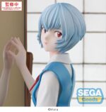 REI AYANAMI TENTATIVE NAME EVANGELION: 3.0+1.0 THRICE UPON A TIME ESTATUA FIGURIZMA PVC. Rei Ayanami, una figura central y enigmática de la saga Evangelion, aparece aquí representada en un raro momento de tranquila introspección, lejos del caos de las batallas EVA y el terror apocalíptico. Arrodillada ante un tocador, parece perdida en sus pensamientos, evocando las múltiples preguntas que rodean su identidad fragmentada. Esta figura captura esa delicada pausa con sutil elegancia. Rei se arrodilla sobre una tradicional estera japonesa de tatami, vestida con su uniforme escolar, con una mano apoyada en un espejo vertical. Su mirada, ligeramente girada por encima del hombro, sugiere más interrogantes que reflexión, lo que realza su presencia silenciosa y misteriosa. Los detalles están finamente elaborados: el tocador de madera con cajones, un espejo real que refleja la figura, los suaves pliegues de la tela, los calcetines negros ajustados y una pose que es a la vez elegante y retraída. La composición crea una atmósfera tranquila y cargada de emoción. Con una altura aproximada de 25 cm, esta figura de PVC forma parte de la línea Figurizm Alpha de SEGA. Destaca por su composición narrativa, su base escénica incorporada y su pulida ejecución, lo que la convierte en una pieza de colección poética y simbólica para cualquier fan de Rebuild of Evangelion.