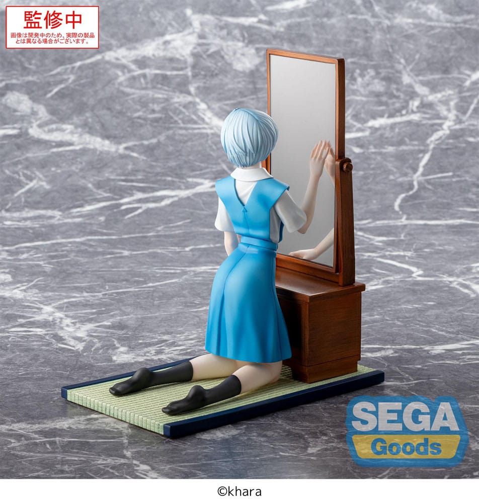 Rei ayanami tentative name evangelion: 3. 0+1. 0 thrice upon a time estatua figurizma pvc.  rei ayanami, una figura central y enigmática de la saga evangelion, aparece aquí representada en un raro momento de tranquila introspección, lejos del caos de las batallas eva y el terror apocalíptico. Arrodillada ante un tocador, parece perdida en sus pensamientos, evocando las múltiples preguntas que rodean su identidad fragmentada. Esta figura captura esa delicada pausa con sutil elegancia. Rei se arrodilla sobre una tradicional estera japonesa de tatami, vestida con su uniforme escolar, con una mano apoyada en un espejo vertical. Su mirada, ligeramente girada por encima del hombro, sugiere más interrogantes que reflexión, lo que realza su presencia silenciosa y misteriosa. Los detalles están finamente elaborados: el tocador de madera con cajones, un espejo real que refleja la figura, los suaves pliegues de la tela, los calcetines negros ajustados y una pose que es a la vez elegante y retraída. La composición crea una atmósfera tranquila y cargada de emoción. Con una altura aproximada de 25 cm, esta figura de pvc forma parte de la línea figurizm alpha de sega. Destaca por su composición narrativa, su base escénica incorporada y su pulida ejecución, lo que la convierte en una pieza de colección poética y simbólica para cualquier fan de rebuild of evangelion.