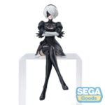 2B NIER:AUTOMATA VER1.1A ESTATUA PVC PM PERCHING. En el sombrío y melancólico mundo de NieR:Automata, 2B es una androide de combate creada para proteger a la humanidad en una guerra desesperada contra máquinas alienígenas. Estoica, disciplinada y a menudo silenciosa, representa una fría elegancia dedicada a una misión trágica. Esta figura de la colección PM Perching captura a 2B en un momento de tensa calma. Sentada con los brazos cruzados y las piernas elegantemente dobladas, mantiene la compostura y la distancia emocional. Su postura sugiere una vigilancia silenciosa, congelada en una rara pausa entre batallas. Su diseño se reproduce fielmente: vestido negro de mangas abullonadas con sutiles detalles de encaje en el cuello y el dobladillo, guantes blancos, botas altas y su icónica visera. Su corto cabello plateado enmarca su rostro parcialmente oculto. La escultura captura cada pliegue y textura con sobriedad y precisión. Con una altura aproximada de 13 cm, esta figura de PVC está diseñada para posarse en un borde o superficie plana. Con líneas limpias, una pose minimalista y un acabado nítido, transmite el misterio y el control de 2B, incluso en la quietud.