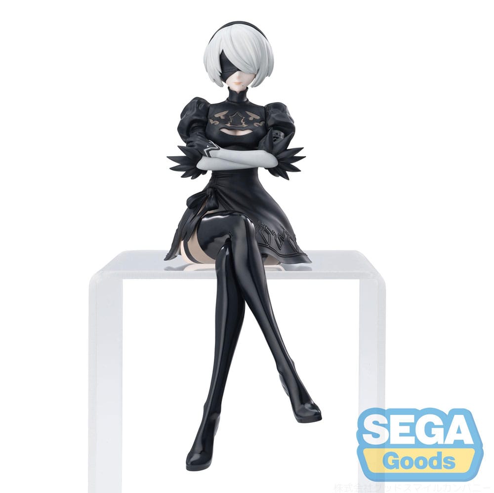 2b nier:automata ver1. 1a estatua pvc pm perching. En el sombrío y melancólico mundo de nier:automata, 2b es una androide de combate creada para proteger a la humanidad en una guerra desesperada contra máquinas alienígenas. Estoica, disciplinada y a menudo silenciosa, representa una fría elegancia dedicada a una misión trágica. Esta figura de la colección pm perching captura a 2b en un momento de tensa calma. Sentada con los brazos cruzados y las piernas elegantemente dobladas, mantiene la compostura y la distancia emocional. Su postura sugiere una vigilancia silenciosa, congelada en una rara pausa entre batallas. Su diseño se reproduce fielmente: vestido negro de mangas abullonadas con sutiles detalles de encaje en el cuello y el dobladillo, guantes blancos, botas altas y su icónica visera. Su corto cabello plateado enmarca su rostro parcialmente oculto. La escultura captura cada pliegue y textura con sobriedad y precisión. Con una altura aproximada de 13 cm, esta figura de pvc está diseñada para posarse en un borde o superficie plana. Con líneas limpias, una pose minimalista y un acabado nítido, transmite el misterio y el control de 2b, incluso en la quietud.