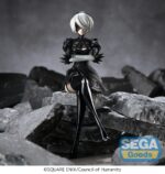 2B NIER:AUTOMATA VER1.1A ESTATUA PVC PM PERCHING. En el sombrío y melancólico mundo de NieR:Automata, 2B es una androide de combate creada para proteger a la humanidad en una guerra desesperada contra máquinas alienígenas. Estoica, disciplinada y a menudo silenciosa, representa una fría elegancia dedicada a una misión trágica. Esta figura de la colección PM Perching captura a 2B en un momento de tensa calma. Sentada con los brazos cruzados y las piernas elegantemente dobladas, mantiene la compostura y la distancia emocional. Su postura sugiere una vigilancia silenciosa, congelada en una rara pausa entre batallas. Su diseño se reproduce fielmente: vestido negro de mangas abullonadas con sutiles detalles de encaje en el cuello y el dobladillo, guantes blancos, botas altas y su icónica visera. Su corto cabello plateado enmarca su rostro parcialmente oculto. La escultura captura cada pliegue y textura con sobriedad y precisión. Con una altura aproximada de 13 cm, esta figura de PVC está diseñada para posarse en un borde o superficie plana. Con líneas limpias, una pose minimalista y un acabado nítido, transmite el misterio y el control de 2B, incluso en la quietud.