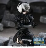 2B NIER:AUTOMATA VER1.1A ESTATUA PVC PM PERCHING. En el sombrío y melancólico mundo de NieR:Automata, 2B es una androide de combate creada para proteger a la humanidad en una guerra desesperada contra máquinas alienígenas. Estoica, disciplinada y a menudo silenciosa, representa una fría elegancia dedicada a una misión trágica. Esta figura de la colección PM Perching captura a 2B en un momento de tensa calma. Sentada con los brazos cruzados y las piernas elegantemente dobladas, mantiene la compostura y la distancia emocional. Su postura sugiere una vigilancia silenciosa, congelada en una rara pausa entre batallas. Su diseño se reproduce fielmente: vestido negro de mangas abullonadas con sutiles detalles de encaje en el cuello y el dobladillo, guantes blancos, botas altas y su icónica visera. Su corto cabello plateado enmarca su rostro parcialmente oculto. La escultura captura cada pliegue y textura con sobriedad y precisión. Con una altura aproximada de 13 cm, esta figura de PVC está diseñada para posarse en un borde o superficie plana. Con líneas limpias, una pose minimalista y un acabado nítido, transmite el misterio y el control de 2B, incluso en la quietud.