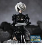 2B NIER:AUTOMATA VER1.1A ESTATUA PVC PM PERCHING. En el sombrío y melancólico mundo de NieR:Automata, 2B es una androide de combate creada para proteger a la humanidad en una guerra desesperada contra máquinas alienígenas. Estoica, disciplinada y a menudo silenciosa, representa una fría elegancia dedicada a una misión trágica. Esta figura de la colección PM Perching captura a 2B en un momento de tensa calma. Sentada con los brazos cruzados y las piernas elegantemente dobladas, mantiene la compostura y la distancia emocional. Su postura sugiere una vigilancia silenciosa, congelada en una rara pausa entre batallas. Su diseño se reproduce fielmente: vestido negro de mangas abullonadas con sutiles detalles de encaje en el cuello y el dobladillo, guantes blancos, botas altas y su icónica visera. Su corto cabello plateado enmarca su rostro parcialmente oculto. La escultura captura cada pliegue y textura con sobriedad y precisión. Con una altura aproximada de 13 cm, esta figura de PVC está diseñada para posarse en un borde o superficie plana. Con líneas limpias, una pose minimalista y un acabado nítido, transmite el misterio y el control de 2B, incluso en la quietud.