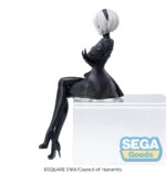 2B NIER:AUTOMATA VER1.1A ESTATUA PVC PM PERCHING. En el sombrío y melancólico mundo de NieR:Automata, 2B es una androide de combate creada para proteger a la humanidad en una guerra desesperada contra máquinas alienígenas. Estoica, disciplinada y a menudo silenciosa, representa una fría elegancia dedicada a una misión trágica. Esta figura de la colección PM Perching captura a 2B en un momento de tensa calma. Sentada con los brazos cruzados y las piernas elegantemente dobladas, mantiene la compostura y la distancia emocional. Su postura sugiere una vigilancia silenciosa, congelada en una rara pausa entre batallas. Su diseño se reproduce fielmente: vestido negro de mangas abullonadas con sutiles detalles de encaje en el cuello y el dobladillo, guantes blancos, botas altas y su icónica visera. Su corto cabello plateado enmarca su rostro parcialmente oculto. La escultura captura cada pliegue y textura con sobriedad y precisión. Con una altura aproximada de 13 cm, esta figura de PVC está diseñada para posarse en un borde o superficie plana. Con líneas limpias, una pose minimalista y un acabado nítido, transmite el misterio y el control de 2B, incluso en la quietud.