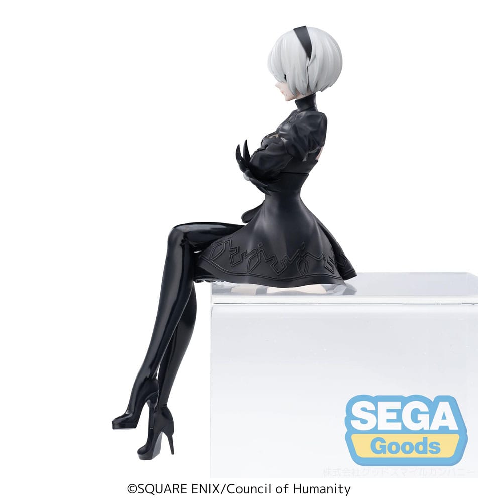 2b nier:automata ver1. 1a estatua pvc pm perching. En el sombrío y melancólico mundo de nier:automata, 2b es una androide de combate creada para proteger a la humanidad en una guerra desesperada contra máquinas alienígenas. Estoica, disciplinada y a menudo silenciosa, representa una fría elegancia dedicada a una misión trágica. Esta figura de la colección pm perching captura a 2b en un momento de tensa calma. Sentada con los brazos cruzados y las piernas elegantemente dobladas, mantiene la compostura y la distancia emocional. Su postura sugiere una vigilancia silenciosa, congelada en una rara pausa entre batallas. Su diseño se reproduce fielmente: vestido negro de mangas abullonadas con sutiles detalles de encaje en el cuello y el dobladillo, guantes blancos, botas altas y su icónica visera. Su corto cabello plateado enmarca su rostro parcialmente oculto. La escultura captura cada pliegue y textura con sobriedad y precisión. Con una altura aproximada de 13 cm, esta figura de pvc está diseñada para posarse en un borde o superficie plana. Con líneas limpias, una pose minimalista y un acabado nítido, transmite el misterio y el control de 2b, incluso en la quietud.