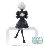 2B NIER:AUTOMATA VER1.1A ESTATUA PVC PM PERCHING. En el sombrío y melancólico mundo de NieR:Automata, 2B es una androide de combate creada para proteger a la humanidad en una guerra desesperada contra máquinas alienígenas. Estoica, disciplinada y a menudo silenciosa, representa una fría elegancia dedicada a una misión trágica. Esta figura de la colección PM Perching captura a 2B en un momento de tensa calma. Sentada con los brazos cruzados y las piernas elegantemente dobladas, mantiene la compostura y la distancia emocional. Su postura sugiere una vigilancia silenciosa, congelada en una rara pausa entre batallas. Su diseño se reproduce fielmente: vestido negro de mangas abullonadas con sutiles detalles de encaje en el cuello y el dobladillo, guantes blancos, botas altas y su icónica visera. Su corto cabello plateado enmarca su rostro parcialmente oculto. La escultura captura cada pliegue y textura con sobriedad y precisión. Con una altura aproximada de 13 cm, esta figura de PVC está diseñada para posarse en un borde o superficie plana. Con líneas limpias, una pose minimalista y un acabado nítido, transmite el misterio y el control de 2B, incluso en la quietud.