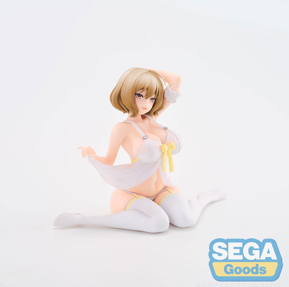 Anis goddess of victory: nikke yumemirize estatua pvc. Conocida por su actitud fogosa en goddess of victory: nikke, anis aparece aquí en una versión suave y seductora que contrasta con su habitual personalidad en el campo de batalla. Procedente de la colección yumemirize de sega, esta figura la reimagina en un entorno relajado e íntimo, capturando un momento de tranquilidad juguetona y confianza serena. Anis aparece sentada en el suelo, con una mano en el pelo y la otra levantando parte de su vestido con un gesto provocador. Su mirada coqueta, su sonrisa descarada y su pose relajada rezuman un encanto seguro de sí mismo sin perder nunca su característico descaro. Su atuendo combina lencería estilizada con accesorios juguetones: un conjunto blanco con lazos amarillos, mangas desprendidas, medias hasta los muslos y sutiles toques translúcidos. El acabado mate del pvc proporciona una superficie lisa, mientras que los detalles esculturales de los pliegues y las texturas de la tela dan vida a la figura. Con una altura de unos 11 cm, esta compacta figura de pvc encaja perfectamente en cualquier exposición centrada en los personajes favoritos de los fans o en poses íntimas. Fabricada por sega bajo la línea yumemirize, combina un diseño cuidado, poses expresivas y un atractivo visual fiel al universo nikke.