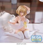 ANIS GODDESS OF VICTORY: NIKKE YUMEMIRIZE ESTATUA PVC. Conocida por su actitud fogosa en Goddess of Victory: Nikke, Anis aparece aquí en una versión suave y seductora que contrasta con su habitual personalidad en el campo de batalla. Procedente de la colección Yumemirize de SEGA, esta figura la reimagina en un entorno relajado e íntimo, capturando un momento de tranquilidad juguetona y confianza serena. Anis aparece sentada en el suelo, con una mano en el pelo y la otra levantando parte de su vestido con un gesto provocador. Su mirada coqueta, su sonrisa descarada y su pose relajada rezuman un encanto seguro de sí mismo sin perder nunca su característico descaro. Su atuendo combina lencería estilizada con accesorios juguetones: un conjunto blanco con lazos amarillos, mangas desprendidas, medias hasta los muslos y sutiles toques translúcidos. El acabado mate del PVC proporciona una superficie lisa, mientras que los detalles esculturales de los pliegues y las texturas de la tela dan vida a la figura. Con una altura de unos 11 cm, esta compacta figura de PVC encaja perfectamente en cualquier exposición centrada en los personajes favoritos de los fans o en poses íntimas. Fabricada por SEGA bajo la línea Yumemirize, combina un diseño cuidado, poses expresivas y un atractivo visual fiel al universo Nikke.