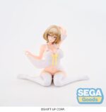 ANIS GODDESS OF VICTORY: NIKKE YUMEMIRIZE ESTATUA PVC. Conocida por su actitud fogosa en Goddess of Victory: Nikke, Anis aparece aquí en una versión suave y seductora que contrasta con su habitual personalidad en el campo de batalla. Procedente de la colección Yumemirize de SEGA, esta figura la reimagina en un entorno relajado e íntimo, capturando un momento de tranquilidad juguetona y confianza serena. Anis aparece sentada en el suelo, con una mano en el pelo y la otra levantando parte de su vestido con un gesto provocador. Su mirada coqueta, su sonrisa descarada y su pose relajada rezuman un encanto seguro de sí mismo sin perder nunca su característico descaro. Su atuendo combina lencería estilizada con accesorios juguetones: un conjunto blanco con lazos amarillos, mangas desprendidas, medias hasta los muslos y sutiles toques translúcidos. El acabado mate del PVC proporciona una superficie lisa, mientras que los detalles esculturales de los pliegues y las texturas de la tela dan vida a la figura. Con una altura de unos 11 cm, esta compacta figura de PVC encaja perfectamente en cualquier exposición centrada en los personajes favoritos de los fans o en poses íntimas. Fabricada por SEGA bajo la línea Yumemirize, combina un diseño cuidado, poses expresivas y un atractivo visual fiel al universo Nikke.