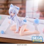 YUMEMIRIZE GODDESS OF VICTORY: NIKKE ESTATUA PVC. En el mundo postapocalíptico de Goddess of Victory: Nikke, la humanidad se esconde bajo tierra mientras los guerreros androides, conocidos como Nikkes, libran batallas en la superficie contra invasores alienígenas llamados Raptures. N102 es una de esas unidades: una chica peculiar y de voz suave, cuyos problemas de memoria y comportamiento distante la sitúan en una categoría aparte. Silenciosa y extraña, difumina la línea entre la inocencia y algo más oscuro. Asignada a un escuadrón, N102 a menudo desconcierta a sus compañeros con su habla inexpresiva y sus pensamientos crípticos. Bajo su frágil comportamiento se esconde un hilo narrativo vinculado a experimentos pasados ​​y la pérdida de identidad. Su viaje se centra en la memoria, el trauma y la difusa frontera entre persona y máquina. En esta reinterpretación, N102 dista mucho de su equipo de batalla habitual. Lleva un traje de gata color pastel, y posa arrastrándose suavemente por el suelo. Su suave cabello lavanda cae en rizos, y su sudadera con capucha, con orejas de gato, realza su apariencia gentil y de muñeca. Es una ruptura visual con su presencia habitual en el juego, pero que aún conserva su aura tranquila y distante. Hecha de PVC y con una altura de unos 10 cm, la figura presenta una textura esculpida suave, similar a la tela. Los pequeños detalles (lazo azul, cola de gato y mangas largas) le añaden encanto al conjunto. Su postura y su rostro sereno, de ojos abiertos, se mantienen fieles a la ambigüedad emocional de N102. Una pieza de colección sutil y entrañable.