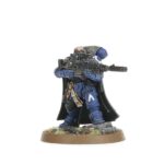 KILL TEAM: CAJA DE INICIO (ESPAÑOL). En el despiadado universo del lejano futuro, los proyectiles explosivos silban en el aire, las espadas sierra se revolucionan ávidas de sangre y los pies blindados golpean contra un suelo accidentado. Aquí y ahora, la batalla depende de la temeridad de un simple puñado de guerreros. ¿Tienes lo que se necesita para comandarlos y llevarlos a la victoria? Kill Team es un juego de mesa lleno de acción con intensas escaramuzas ambientadas en el 41.º Milenio, el telón de fondo de Warhammer 40,000. Esta caja de inicio contiene todo lo que dos jugadores necesitan para dar sus primeros pasos en Kill Team. Contiene dos comandos completos: los sobrehumanos Marines Espaciales de los Ángeles de la Muerte y sus corruptos homólogos, los infectos Marines de Plaga de la Guardia de la Muerte. Además, contiene todas las demás herramientas y accesorios que necesitas y una serie de escenarios introductorios para que te familiarices con los conceptos básicos de las batallas tácticas ultrarrápidas. También trae tres láminas de terreno fabricadas en madera FDM con ilustraciones impresas: solo hay que encajarlas, sin necesidad de pegamento ni pintura, y se desmontan de nuevo fácilmente para guardarlas. Toda la caja se ha diseñado para montarse y estar lista para jugar en tan solo 30 minutos.