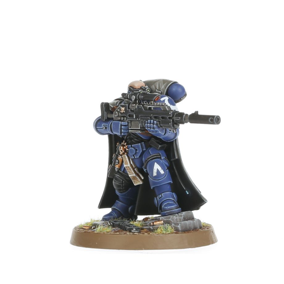 KILL TEAM: CAJA DE INICIO (ESPAÑOL) Kill team: caja de inicio (español). En el despiadado universo del lejano futuro, los proyectiles explosivos silban en el aire, las espadas sierra se revolucionan ávidas de sangre y los pies blindados golpean contra un suelo accidentado. Aquí y ahora, la batalla depende de la temeridad de un simple puñado de guerreros. ¿tienes lo que se necesita para comandarlos y llevarlos a la victoria? Kill team es un juego de mesa lleno de acción con intensas escaramuzas ambientadas en el 41. º milenio, el telón de fondo de warhammer 40,000. Esta caja de inicio contiene todo lo que dos jugadores necesitan para dar sus primeros pasos en kill team. Contiene dos comandos completos: los sobrehumanos marines espaciales de los ángeles de la muerte y sus corruptos homólogos, los infectos marines de plaga de la guardia de la muerte. Además, contiene todas las demás herramientas y accesorios que necesitas y una serie de escenarios introductorios para que te familiarices con los conceptos básicos de las batallas tácticas ultrarrápidas. También trae tres láminas de terreno fabricadas en madera fdm con ilustraciones impresas: solo hay que encajarlas, sin necesidad de pegamento ni pintura, y se desmontan de nuevo fácilmente para guardarlas. Toda la caja se ha diseñado para montarse y estar lista para jugar en tan solo 30 minutos.