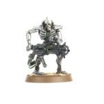 NECRONS: IMMORTALS WARHAMMER 40,000. Como tropas de choque del ejército Necron, las falanges de Immortals luchan por la victoria usando todas las tácticas a su alcance, y son capaces de soportar fácilemente una salva de fuego de bólter pesado. Los Necron Immortals poseen la clásica cara de esqueleto metálico tan espeluznante y típica de su raza. Sus largas extremidades tienen pernos en las articulaciones, su cuerpo tiene un aspecto encorvado y su cabeza y hombros van protegidos por un collarín blindado. Lucen sutiles iconos Necrons en el esternón. Puedes equipar a tus Immortals con los devastadores blásteres gauss o con carabinas tesla. Esta caja de miniaturas multicomponente de plástico contiene 80 piezas, dos hojas de calcomanías Necron y cinco peanas redondas Citadel de 32 mm, con las que montar cinco Necron Immortals o cinco Necron Deathmarks.