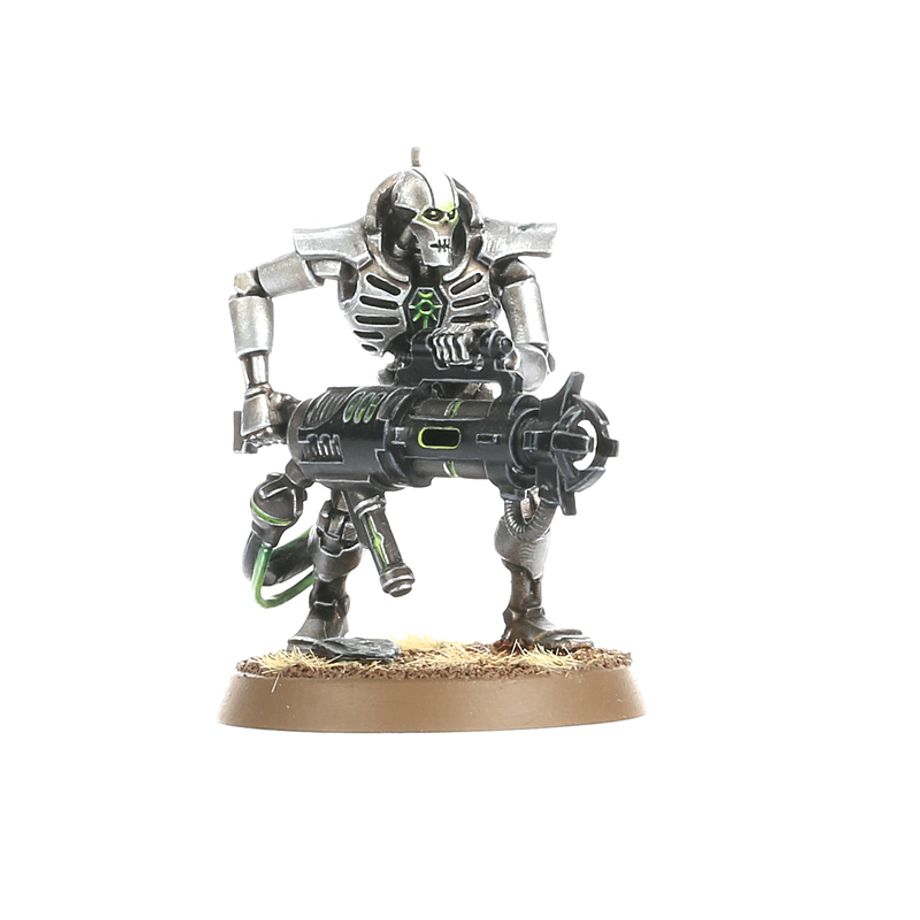 NECRONS: IMMORTALS WARHAMMER 40,000 Necrons: immortals warhammer 40,000. Como tropas de choque del ejército necron, las falanges de immortals luchan por la victoria usando todas las tácticas a su alcance, y son capaces de soportar fácilemente una salva de fuego de bólter pesado. Los necron immortals poseen la clásica cara de esqueleto metálico tan espeluznante y típica de su raza. Sus largas extremidades tienen pernos en las articulaciones, su cuerpo tiene un aspecto encorvado y su cabeza y hombros van protegidos por un collarín blindado. Lucen sutiles iconos necrons en el esternón. Puedes equipar a tus immortals con los devastadores blásteres gauss o con carabinas tesla. Esta caja de miniaturas multicomponente de plástico contiene 80 piezas, dos hojas de calcomanías necron y cinco peanas redondas citadel de 32 mm, con las que montar cinco necron immortals o cinco necron deathmarks.