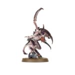 WARHAMMER 40,000: CAJA DE INICIO (ESPAÑOL). En el despiadado universo del lejano futuro solo hay guerra. En los dispersos mundos del Imperium de la Humanidad, en la galaxia asediada por tormentas disformes y conflicto sin fin, los ejércitos de la humanidad luchan por sobrevivir. El Imperium está al borde de la aniquilación tras la aparición de las flotas colmena Tiránidas procedentes del frío vacío interestelar. Los Marines Espaciales son la última línea de defensa entre esta voraz amenaza alienígena y los atribulados mundos del reino imperial. Sumérgete en el 41.º Milenio con la Caja de inicio definitiva de Warhammer 40,000, la cual te trae una experiencia introductoria completa con un montón de miniaturas, un campo de batalla sobre el que luchar, manuales de instrucciones y todos los dados que necesitas para jugar tus primeras partidas. Elige entre los superhumanos Marines Espaciales o los enjambres Tiránidos, pásale la vara de mando del otro ejército a un colega o familiar y combate durante horas de apasionante entretenimiento. No hay mejor manera de dar tus primeros pasos en el fascinante mundo de Warhammer 40,000. Esta caja es además también ideal para expandir tus colecciones ya existentes.