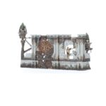 WARHAMMER AGE OF SIGMAR: CAJA DE INICIO DE PUNTA DE LANZA (ESPAÑOL). La Era de Sigmar es una era de guerra sin fin. Durante siglos, los formidables Forjados en la Tormenta han luchado contra las fuerzas del mal, pero ahora parece haber llegado la Hora de la Ruina con incontables hordas de escurridizos Skaven inundando los Reinos Mortales. Tan poderoso es su armamento arcano que el Dios Rey Sigmar ha enviado a sus guerreros más poderosos para frenar la marea. A la cabeza de esta resplandeciente hueste marchan las cámaras de Perdición, guerreros que han muerto tantas veces que se parecen más a armas vivientes que a los humanos que protegen. Este set es perfecto para empezar con Warhammer Age of Sigmar, un apasionante universo de fantasía del que puedes formar parte coleccionando ejércitos, pintándolos y combatiendo con tus amistades. El manual de 72 páginas contiene todo lo que necesitas para empezar con todos los aspectos de este emocionante hobby; aprenderás a montar y pintar tus miniaturas, descubrirás el universo al que pertenecen y disputarás con ellas emocionantes batallas. También incluye el libro Punta de lanza: Fuego y jade, que contiene todas las reglas adicionales que necesitas para jugar al vertiginoso modo de juego Punta de lanza, junto con un tapete de juego de dos caras en el que jugar tus partidas de Punta de lanza. Incluso encontrarás dos fuerzas completas de Punta de lanza, para que te lances a jugar partidas tácticas e intensas desde el primer momento.