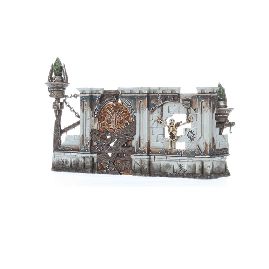 WARHAMMER AGE OF SIGMAR: CAJA DE INICIO DE PUNTA DE LANZA (ESPAÑOL) Warhammer age of sigmar: caja de inicio de punta de lanza (español). La era de sigmar es una era de guerra sin fin. Durante siglos, los formidables forjados en la tormenta han luchado contra las fuerzas del mal, pero ahora parece haber llegado la hora de la ruina con incontables hordas de escurridizos skaven inundando los reinos mortales. Tan poderoso es su armamento arcano que el dios rey sigmar ha enviado a sus guerreros más poderosos para frenar la marea. A la cabeza de esta resplandeciente hueste marchan las cámaras de perdición, guerreros que han muerto tantas veces que se parecen más a armas vivientes que a los humanos que protegen. Este set es perfecto para empezar con warhammer age of sigmar, un apasionante universo de fantasía del que puedes formar parte coleccionando ejércitos, pintándolos y combatiendo con tus amistades. El manual de 72 páginas contiene todo lo que necesitas para empezar con todos los aspectos de este emocionante hobby; aprenderás a montar y pintar tus miniaturas, descubrirás el universo al que pertenecen y disputarás con ellas emocionantes batallas. También incluye el libro punta de lanza: fuego y jade, que contiene todas las reglas adicionales que necesitas para jugar al vertiginoso modo de juego punta de lanza, junto con un tapete de juego de dos caras en el que jugar tus partidas de punta de lanza. Incluso encontrarás dos fuerzas completas de punta de lanza, para que te lances a jugar partidas tácticas e intensas desde el primer momento.
