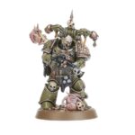 KILL TEAM: CAJA DE INICIO (ESPAÑOL). En el despiadado universo del lejano futuro, los proyectiles explosivos silban en el aire, las espadas sierra se revolucionan ávidas de sangre y los pies blindados golpean contra un suelo accidentado. Aquí y ahora, la batalla depende de la temeridad de un simple puñado de guerreros. ¿Tienes lo que se necesita para comandarlos y llevarlos a la victoria? Kill Team es un juego de mesa lleno de acción con intensas escaramuzas ambientadas en el 41.º Milenio, el telón de fondo de Warhammer 40,000. Esta caja de inicio contiene todo lo que dos jugadores necesitan para dar sus primeros pasos en Kill Team. Contiene dos comandos completos: los sobrehumanos Marines Espaciales de los Ángeles de la Muerte y sus corruptos homólogos, los infectos Marines de Plaga de la Guardia de la Muerte. Además, contiene todas las demás herramientas y accesorios que necesitas y una serie de escenarios introductorios para que te familiarices con los conceptos básicos de las batallas tácticas ultrarrápidas. También trae tres láminas de terreno fabricadas en madera FDM con ilustraciones impresas: solo hay que encajarlas, sin necesidad de pegamento ni pintura, y se desmontan de nuevo fácilmente para guardarlas. Toda la caja se ha diseñado para montarse y estar lista para jugar en tan solo 30 minutos.