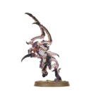 WARHAMMER 40,000: CAJA DE INICIO (ESPAÑOL). En el despiadado universo del lejano futuro solo hay guerra. En los dispersos mundos del Imperium de la Humanidad, en la galaxia asediada por tormentas disformes y conflicto sin fin, los ejércitos de la humanidad luchan por sobrevivir. El Imperium está al borde de la aniquilación tras la aparición de las flotas colmena Tiránidas procedentes del frío vacío interestelar. Los Marines Espaciales son la última línea de defensa entre esta voraz amenaza alienígena y los atribulados mundos del reino imperial. Sumérgete en el 41.º Milenio con la Caja de inicio definitiva de Warhammer 40,000, la cual te trae una experiencia introductoria completa con un montón de miniaturas, un campo de batalla sobre el que luchar, manuales de instrucciones y todos los dados que necesitas para jugar tus primeras partidas. Elige entre los superhumanos Marines Espaciales o los enjambres Tiránidos, pásale la vara de mando del otro ejército a un colega o familiar y combate durante horas de apasionante entretenimiento. No hay mejor manera de dar tus primeros pasos en el fascinante mundo de Warhammer 40,000. Esta caja es además también ideal para expandir tus colecciones ya existentes.