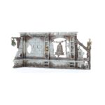 WARHAMMER AGE OF SIGMAR: CAJA DE INICIO DE PUNTA DE LANZA (ESPAÑOL). La Era de Sigmar es una era de guerra sin fin. Durante siglos, los formidables Forjados en la Tormenta han luchado contra las fuerzas del mal, pero ahora parece haber llegado la Hora de la Ruina con incontables hordas de escurridizos Skaven inundando los Reinos Mortales. Tan poderoso es su armamento arcano que el Dios Rey Sigmar ha enviado a sus guerreros más poderosos para frenar la marea. A la cabeza de esta resplandeciente hueste marchan las cámaras de Perdición, guerreros que han muerto tantas veces que se parecen más a armas vivientes que a los humanos que protegen. Este set es perfecto para empezar con Warhammer Age of Sigmar, un apasionante universo de fantasía del que puedes formar parte coleccionando ejércitos, pintándolos y combatiendo con tus amistades. El manual de 72 páginas contiene todo lo que necesitas para empezar con todos los aspectos de este emocionante hobby; aprenderás a montar y pintar tus miniaturas, descubrirás el universo al que pertenecen y disputarás con ellas emocionantes batallas. También incluye el libro Punta de lanza: Fuego y jade, que contiene todas las reglas adicionales que necesitas para jugar al vertiginoso modo de juego Punta de lanza, junto con un tapete de juego de dos caras en el que jugar tus partidas de Punta de lanza. Incluso encontrarás dos fuerzas completas de Punta de lanza, para que te lances a jugar partidas tácticas e intensas desde el primer momento.