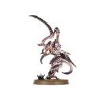 WARHAMMER 40,000: CAJA DE INICIO (ESPAÑOL). En el despiadado universo del lejano futuro solo hay guerra. En los dispersos mundos del Imperium de la Humanidad, en la galaxia asediada por tormentas disformes y conflicto sin fin, los ejércitos de la humanidad luchan por sobrevivir. El Imperium está al borde de la aniquilación tras la aparición de las flotas colmena Tiránidas procedentes del frío vacío interestelar. Los Marines Espaciales son la última línea de defensa entre esta voraz amenaza alienígena y los atribulados mundos del reino imperial. Sumérgete en el 41.º Milenio con la Caja de inicio definitiva de Warhammer 40,000, la cual te trae una experiencia introductoria completa con un montón de miniaturas, un campo de batalla sobre el que luchar, manuales de instrucciones y todos los dados que necesitas para jugar tus primeras partidas. Elige entre los superhumanos Marines Espaciales o los enjambres Tiránidos, pásale la vara de mando del otro ejército a un colega o familiar y combate durante horas de apasionante entretenimiento. No hay mejor manera de dar tus primeros pasos en el fascinante mundo de Warhammer 40,000. Esta caja es además también ideal para expandir tus colecciones ya existentes.