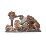 WARHAMMER AGE OF SIGMAR: CAJA DE INICIO DE PUNTA DE LANZA (ESPAÑOL). La Era de Sigmar es una era de guerra sin fin. Durante siglos, los formidables Forjados en la Tormenta han luchado contra las fuerzas del mal, pero ahora parece haber llegado la Hora de la Ruina con incontables hordas de escurridizos Skaven inundando los Reinos Mortales. Tan poderoso es su armamento arcano que el Dios Rey Sigmar ha enviado a sus guerreros más poderosos para frenar la marea. A la cabeza de esta resplandeciente hueste marchan las cámaras de Perdición, guerreros que han muerto tantas veces que se parecen más a armas vivientes que a los humanos que protegen. Este set es perfecto para empezar con Warhammer Age of Sigmar, un apasionante universo de fantasía del que puedes formar parte coleccionando ejércitos, pintándolos y combatiendo con tus amistades. El manual de 72 páginas contiene todo lo que necesitas para empezar con todos los aspectos de este emocionante hobby; aprenderás a montar y pintar tus miniaturas, descubrirás el universo al que pertenecen y disputarás con ellas emocionantes batallas. También incluye el libro Punta de lanza: Fuego y jade, que contiene todas las reglas adicionales que necesitas para jugar al vertiginoso modo de juego Punta de lanza, junto con un tapete de juego de dos caras en el que jugar tus partidas de Punta de lanza. Incluso encontrarás dos fuerzas completas de Punta de lanza, para que te lances a jugar partidas tácticas e intensas desde el primer momento.