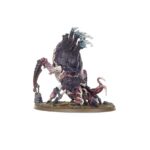WARHAMMER 40,000: CAJA DE INICIO (ESPAÑOL). En el despiadado universo del lejano futuro solo hay guerra. En los dispersos mundos del Imperium de la Humanidad, en la galaxia asediada por tormentas disformes y conflicto sin fin, los ejércitos de la humanidad luchan por sobrevivir. El Imperium está al borde de la aniquilación tras la aparición de las flotas colmena Tiránidas procedentes del frío vacío interestelar. Los Marines Espaciales son la última línea de defensa entre esta voraz amenaza alienígena y los atribulados mundos del reino imperial. Sumérgete en el 41.º Milenio con la Caja de inicio definitiva de Warhammer 40,000, la cual te trae una experiencia introductoria completa con un montón de miniaturas, un campo de batalla sobre el que luchar, manuales de instrucciones y todos los dados que necesitas para jugar tus primeras partidas. Elige entre los superhumanos Marines Espaciales o los enjambres Tiránidos, pásale la vara de mando del otro ejército a un colega o familiar y combate durante horas de apasionante entretenimiento. No hay mejor manera de dar tus primeros pasos en el fascinante mundo de Warhammer 40,000. Esta caja es además también ideal para expandir tus colecciones ya existentes.