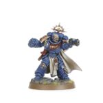 KILL TEAM: CAJA DE INICIO (ESPAÑOL). En el despiadado universo del lejano futuro, los proyectiles explosivos silban en el aire, las espadas sierra se revolucionan ávidas de sangre y los pies blindados golpean contra un suelo accidentado. Aquí y ahora, la batalla depende de la temeridad de un simple puñado de guerreros. ¿Tienes lo que se necesita para comandarlos y llevarlos a la victoria? Kill Team es un juego de mesa lleno de acción con intensas escaramuzas ambientadas en el 41.º Milenio, el telón de fondo de Warhammer 40,000. Esta caja de inicio contiene todo lo que dos jugadores necesitan para dar sus primeros pasos en Kill Team. Contiene dos comandos completos: los sobrehumanos Marines Espaciales de los Ángeles de la Muerte y sus corruptos homólogos, los infectos Marines de Plaga de la Guardia de la Muerte. Además, contiene todas las demás herramientas y accesorios que necesitas y una serie de escenarios introductorios para que te familiarices con los conceptos básicos de las batallas tácticas ultrarrápidas. También trae tres láminas de terreno fabricadas en madera FDM con ilustraciones impresas: solo hay que encajarlas, sin necesidad de pegamento ni pintura, y se desmontan de nuevo fácilmente para guardarlas. Toda la caja se ha diseñado para montarse y estar lista para jugar en tan solo 30 minutos.