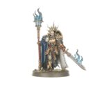 AGE OF SIGMAR: CAJA DE INICIO (ESPAÑOL). La Era de Sigmar es una era de guerra sin fin. Durante siglos, los formidables Forjados en la Tormenta han luchado contra las fuerzas del mal. Ahora se enfrentan a su momento más oscuro, con las malvadas hordas de los Skaven amenazando con destruir los Reinos Mortales. Este set es ideal para empezar con Warhammer Age of Sigmar, un apasionante universo de fantasía del que puedes formar parte coleccionando ejércitos, pintándolos y combatiendo con tus amistades. El manual de 64 páginas contiene todo lo que necesitas para empezar con todos los aspectos de este emocionante hobby; aprenderás a montar y pintar tus miniaturas, descubrir el universo al que pertenecen y disputar con ellas tus primeras batallas.
