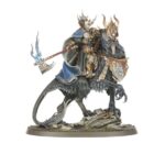WARHAMMER AGE OF SIGMAR: CAJA DE INICIO DE PUNTA DE LANZA (ESPAÑOL). La Era de Sigmar es una era de guerra sin fin. Durante siglos, los formidables Forjados en la Tormenta han luchado contra las fuerzas del mal, pero ahora parece haber llegado la Hora de la Ruina con incontables hordas de escurridizos Skaven inundando los Reinos Mortales. Tan poderoso es su armamento arcano que el Dios Rey Sigmar ha enviado a sus guerreros más poderosos para frenar la marea. A la cabeza de esta resplandeciente hueste marchan las cámaras de Perdición, guerreros que han muerto tantas veces que se parecen más a armas vivientes que a los humanos que protegen. Este set es perfecto para empezar con Warhammer Age of Sigmar, un apasionante universo de fantasía del que puedes formar parte coleccionando ejércitos, pintándolos y combatiendo con tus amistades. El manual de 72 páginas contiene todo lo que necesitas para empezar con todos los aspectos de este emocionante hobby; aprenderás a montar y pintar tus miniaturas, descubrirás el universo al que pertenecen y disputarás con ellas emocionantes batallas. También incluye el libro Punta de lanza: Fuego y jade, que contiene todas las reglas adicionales que necesitas para jugar al vertiginoso modo de juego Punta de lanza, junto con un tapete de juego de dos caras en el que jugar tus partidas de Punta de lanza. Incluso encontrarás dos fuerzas completas de Punta de lanza, para que te lances a jugar partidas tácticas e intensas desde el primer momento.