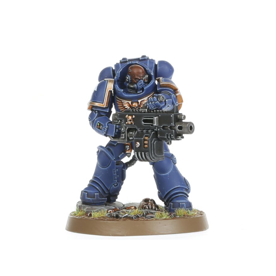 KILL TEAM: CAJA DE INICIO (ESPAÑOL) Kill team: caja de inicio (español). En el despiadado universo del lejano futuro, los proyectiles explosivos silban en el aire, las espadas sierra se revolucionan ávidas de sangre y los pies blindados golpean contra un suelo accidentado. Aquí y ahora, la batalla depende de la temeridad de un simple puñado de guerreros. ¿tienes lo que se necesita para comandarlos y llevarlos a la victoria? Kill team es un juego de mesa lleno de acción con intensas escaramuzas ambientadas en el 41. º milenio, el telón de fondo de warhammer 40,000. Esta caja de inicio contiene todo lo que dos jugadores necesitan para dar sus primeros pasos en kill team. Contiene dos comandos completos: los sobrehumanos marines espaciales de los ángeles de la muerte y sus corruptos homólogos, los infectos marines de plaga de la guardia de la muerte. Además, contiene todas las demás herramientas y accesorios que necesitas y una serie de escenarios introductorios para que te familiarices con los conceptos básicos de las batallas tácticas ultrarrápidas. También trae tres láminas de terreno fabricadas en madera fdm con ilustraciones impresas: solo hay que encajarlas, sin necesidad de pegamento ni pintura, y se desmontan de nuevo fácilmente para guardarlas. Toda la caja se ha diseñado para montarse y estar lista para jugar en tan solo 30 minutos.