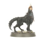 WARHAMMER AGE OF SIGMAR: CAJA DE INICIO DE PUNTA DE LANZA (ESPAÑOL). La Era de Sigmar es una era de guerra sin fin. Durante siglos, los formidables Forjados en la Tormenta han luchado contra las fuerzas del mal, pero ahora parece haber llegado la Hora de la Ruina con incontables hordas de escurridizos Skaven inundando los Reinos Mortales. Tan poderoso es su armamento arcano que el Dios Rey Sigmar ha enviado a sus guerreros más poderosos para frenar la marea. A la cabeza de esta resplandeciente hueste marchan las cámaras de Perdición, guerreros que han muerto tantas veces que se parecen más a armas vivientes que a los humanos que protegen. Este set es perfecto para empezar con Warhammer Age of Sigmar, un apasionante universo de fantasía del que puedes formar parte coleccionando ejércitos, pintándolos y combatiendo con tus amistades. El manual de 72 páginas contiene todo lo que necesitas para empezar con todos los aspectos de este emocionante hobby; aprenderás a montar y pintar tus miniaturas, descubrirás el universo al que pertenecen y disputarás con ellas emocionantes batallas. También incluye el libro Punta de lanza: Fuego y jade, que contiene todas las reglas adicionales que necesitas para jugar al vertiginoso modo de juego Punta de lanza, junto con un tapete de juego de dos caras en el que jugar tus partidas de Punta de lanza. Incluso encontrarás dos fuerzas completas de Punta de lanza, para que te lances a jugar partidas tácticas e intensas desde el primer momento.