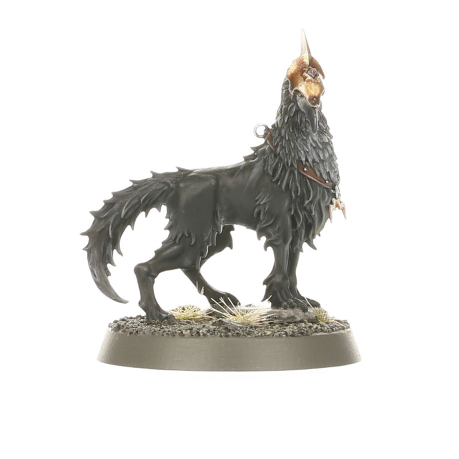 WARHAMMER AGE OF SIGMAR: CAJA DE INICIO DE PUNTA DE LANZA (ESPAÑOL) Warhammer age of sigmar: caja de inicio de punta de lanza (español). La era de sigmar es una era de guerra sin fin. Durante siglos, los formidables forjados en la tormenta han luchado contra las fuerzas del mal, pero ahora parece haber llegado la hora de la ruina con incontables hordas de escurridizos skaven inundando los reinos mortales. Tan poderoso es su armamento arcano que el dios rey sigmar ha enviado a sus guerreros más poderosos para frenar la marea. A la cabeza de esta resplandeciente hueste marchan las cámaras de perdición, guerreros que han muerto tantas veces que se parecen más a armas vivientes que a los humanos que protegen. Este set es perfecto para empezar con warhammer age of sigmar, un apasionante universo de fantasía del que puedes formar parte coleccionando ejércitos, pintándolos y combatiendo con tus amistades. El manual de 72 páginas contiene todo lo que necesitas para empezar con todos los aspectos de este emocionante hobby; aprenderás a montar y pintar tus miniaturas, descubrirás el universo al que pertenecen y disputarás con ellas emocionantes batallas. También incluye el libro punta de lanza: fuego y jade, que contiene todas las reglas adicionales que necesitas para jugar al vertiginoso modo de juego punta de lanza, junto con un tapete de juego de dos caras en el que jugar tus partidas de punta de lanza. Incluso encontrarás dos fuerzas completas de punta de lanza, para que te lances a jugar partidas tácticas e intensas desde el primer momento.