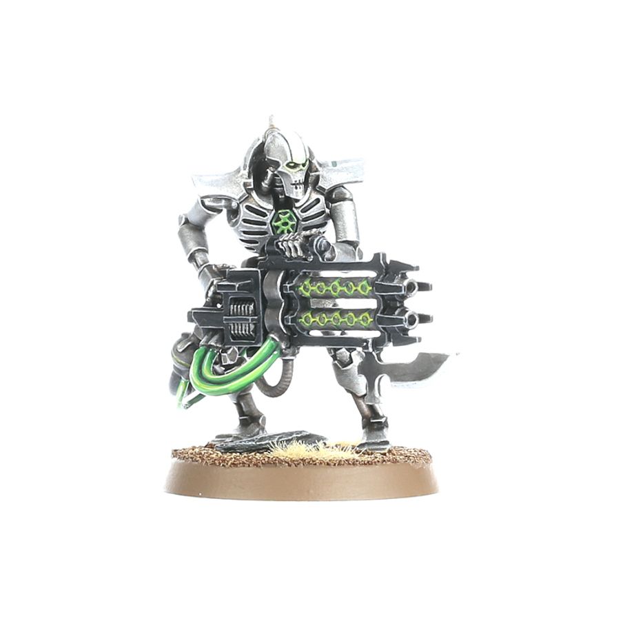 NECRONS: IMMORTALS WARHAMMER 40,000 Necrons: immortals warhammer 40,000. Como tropas de choque del ejército necron, las falanges de immortals luchan por la victoria usando todas las tácticas a su alcance, y son capaces de soportar fácilemente una salva de fuego de bólter pesado. Los necron immortals poseen la clásica cara de esqueleto metálico tan espeluznante y típica de su raza. Sus largas extremidades tienen pernos en las articulaciones, su cuerpo tiene un aspecto encorvado y su cabeza y hombros van protegidos por un collarín blindado. Lucen sutiles iconos necrons en el esternón. Puedes equipar a tus immortals con los devastadores blásteres gauss o con carabinas tesla. Esta caja de miniaturas multicomponente de plástico contiene 80 piezas, dos hojas de calcomanías necron y cinco peanas redondas citadel de 32 mm, con las que montar cinco necron immortals o cinco necron deathmarks.
