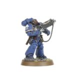 KILL TEAM: CAJA DE INICIO (ESPAÑOL). En el despiadado universo del lejano futuro, los proyectiles explosivos silban en el aire, las espadas sierra se revolucionan ávidas de sangre y los pies blindados golpean contra un suelo accidentado. Aquí y ahora, la batalla depende de la temeridad de un simple puñado de guerreros. ¿Tienes lo que se necesita para comandarlos y llevarlos a la victoria? Kill Team es un juego de mesa lleno de acción con intensas escaramuzas ambientadas en el 41.º Milenio, el telón de fondo de Warhammer 40,000. Esta caja de inicio contiene todo lo que dos jugadores necesitan para dar sus primeros pasos en Kill Team. Contiene dos comandos completos: los sobrehumanos Marines Espaciales de los Ángeles de la Muerte y sus corruptos homólogos, los infectos Marines de Plaga de la Guardia de la Muerte. Además, contiene todas las demás herramientas y accesorios que necesitas y una serie de escenarios introductorios para que te familiarices con los conceptos básicos de las batallas tácticas ultrarrápidas. También trae tres láminas de terreno fabricadas en madera FDM con ilustraciones impresas: solo hay que encajarlas, sin necesidad de pegamento ni pintura, y se desmontan de nuevo fácilmente para guardarlas. Toda la caja se ha diseñado para montarse y estar lista para jugar en tan solo 30 minutos.
