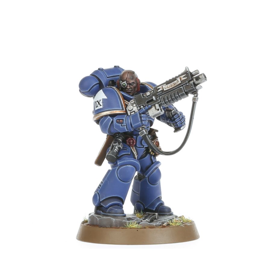 KILL TEAM: CAJA DE INICIO (ESPAÑOL) Kill team: caja de inicio (español). En el despiadado universo del lejano futuro, los proyectiles explosivos silban en el aire, las espadas sierra se revolucionan ávidas de sangre y los pies blindados golpean contra un suelo accidentado. Aquí y ahora, la batalla depende de la temeridad de un simple puñado de guerreros. ¿tienes lo que se necesita para comandarlos y llevarlos a la victoria? Kill team es un juego de mesa lleno de acción con intensas escaramuzas ambientadas en el 41. º milenio, el telón de fondo de warhammer 40,000. Esta caja de inicio contiene todo lo que dos jugadores necesitan para dar sus primeros pasos en kill team. Contiene dos comandos completos: los sobrehumanos marines espaciales de los ángeles de la muerte y sus corruptos homólogos, los infectos marines de plaga de la guardia de la muerte. Además, contiene todas las demás herramientas y accesorios que necesitas y una serie de escenarios introductorios para que te familiarices con los conceptos básicos de las batallas tácticas ultrarrápidas. También trae tres láminas de terreno fabricadas en madera fdm con ilustraciones impresas: solo hay que encajarlas, sin necesidad de pegamento ni pintura, y se desmontan de nuevo fácilmente para guardarlas. Toda la caja se ha diseñado para montarse y estar lista para jugar en tan solo 30 minutos.