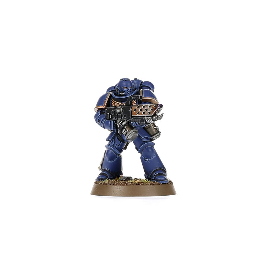 WARHAMMER 40,000: CAJA DE INICIO (ESPAÑOL) Warhammer 40,000: caja de inicio (español). En el despiadado universo del lejano futuro solo hay guerra. En los dispersos mundos del imperium de la humanidad, en la galaxia asediada por tormentas disformes y conflicto sin fin, los ejércitos de la humanidad luchan por sobrevivir. El imperium está al borde de la aniquilación tras la aparición de las flotas colmena tiránidas procedentes del frío vacío interestelar. Los marines espaciales son la última línea de defensa entre esta voraz amenaza alienígena y los atribulados mundos del reino imperial. Sumérgete en el 41. º milenio con la caja de inicio definitiva de warhammer 40,000, la cual te trae una experiencia introductoria completa con un montón de miniaturas, un campo de batalla sobre el que luchar, manuales de instrucciones y todos los dados que necesitas para jugar tus primeras partidas. Elige entre los superhumanos marines espaciales o los enjambres tiránidos, pásale la vara de mando del otro ejército a un colega o familiar y combate durante horas de apasionante entretenimiento. No hay mejor manera de dar tus primeros pasos en el fascinante mundo de warhammer 40,000. Esta caja es además también ideal para expandir tus colecciones ya existentes.