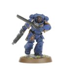 KILL TEAM: CAJA DE INICIO (ESPAÑOL). En el despiadado universo del lejano futuro, los proyectiles explosivos silban en el aire, las espadas sierra se revolucionan ávidas de sangre y los pies blindados golpean contra un suelo accidentado. Aquí y ahora, la batalla depende de la temeridad de un simple puñado de guerreros. ¿Tienes lo que se necesita para comandarlos y llevarlos a la victoria? Kill Team es un juego de mesa lleno de acción con intensas escaramuzas ambientadas en el 41.º Milenio, el telón de fondo de Warhammer 40,000. Esta caja de inicio contiene todo lo que dos jugadores necesitan para dar sus primeros pasos en Kill Team. Contiene dos comandos completos: los sobrehumanos Marines Espaciales de los Ángeles de la Muerte y sus corruptos homólogos, los infectos Marines de Plaga de la Guardia de la Muerte. Además, contiene todas las demás herramientas y accesorios que necesitas y una serie de escenarios introductorios para que te familiarices con los conceptos básicos de las batallas tácticas ultrarrápidas. También trae tres láminas de terreno fabricadas en madera FDM con ilustraciones impresas: solo hay que encajarlas, sin necesidad de pegamento ni pintura, y se desmontan de nuevo fácilmente para guardarlas. Toda la caja se ha diseñado para montarse y estar lista para jugar en tan solo 30 minutos.