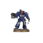 WARHAMMER 40,000: CAJA DE INICIO (ESPAÑOL). En el despiadado universo del lejano futuro solo hay guerra. En los dispersos mundos del Imperium de la Humanidad, en la galaxia asediada por tormentas disformes y conflicto sin fin, los ejércitos de la humanidad luchan por sobrevivir. El Imperium está al borde de la aniquilación tras la aparición de las flotas colmena Tiránidas procedentes del frío vacío interestelar. Los Marines Espaciales son la última línea de defensa entre esta voraz amenaza alienígena y los atribulados mundos del reino imperial. Sumérgete en el 41.º Milenio con la Caja de inicio definitiva de Warhammer 40,000, la cual te trae una experiencia introductoria completa con un montón de miniaturas, un campo de batalla sobre el que luchar, manuales de instrucciones y todos los dados que necesitas para jugar tus primeras partidas. Elige entre los superhumanos Marines Espaciales o los enjambres Tiránidos, pásale la vara de mando del otro ejército a un colega o familiar y combate durante horas de apasionante entretenimiento. No hay mejor manera de dar tus primeros pasos en el fascinante mundo de Warhammer 40,000. Esta caja es además también ideal para expandir tus colecciones ya existentes.