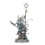 AGE OF SIGMAR: CAJA DE INICIO (ESPAÑOL). La Era de Sigmar es una era de guerra sin fin. Durante siglos, los formidables Forjados en la Tormenta han luchado contra las fuerzas del mal. Ahora se enfrentan a su momento más oscuro, con las malvadas hordas de los Skaven amenazando con destruir los Reinos Mortales. Este set es ideal para empezar con Warhammer Age of Sigmar, un apasionante universo de fantasía del que puedes formar parte coleccionando ejércitos, pintándolos y combatiendo con tus amistades. El manual de 64 páginas contiene todo lo que necesitas para empezar con todos los aspectos de este emocionante hobby; aprenderás a montar y pintar tus miniaturas, descubrir el universo al que pertenecen y disputar con ellas tus primeras batallas.