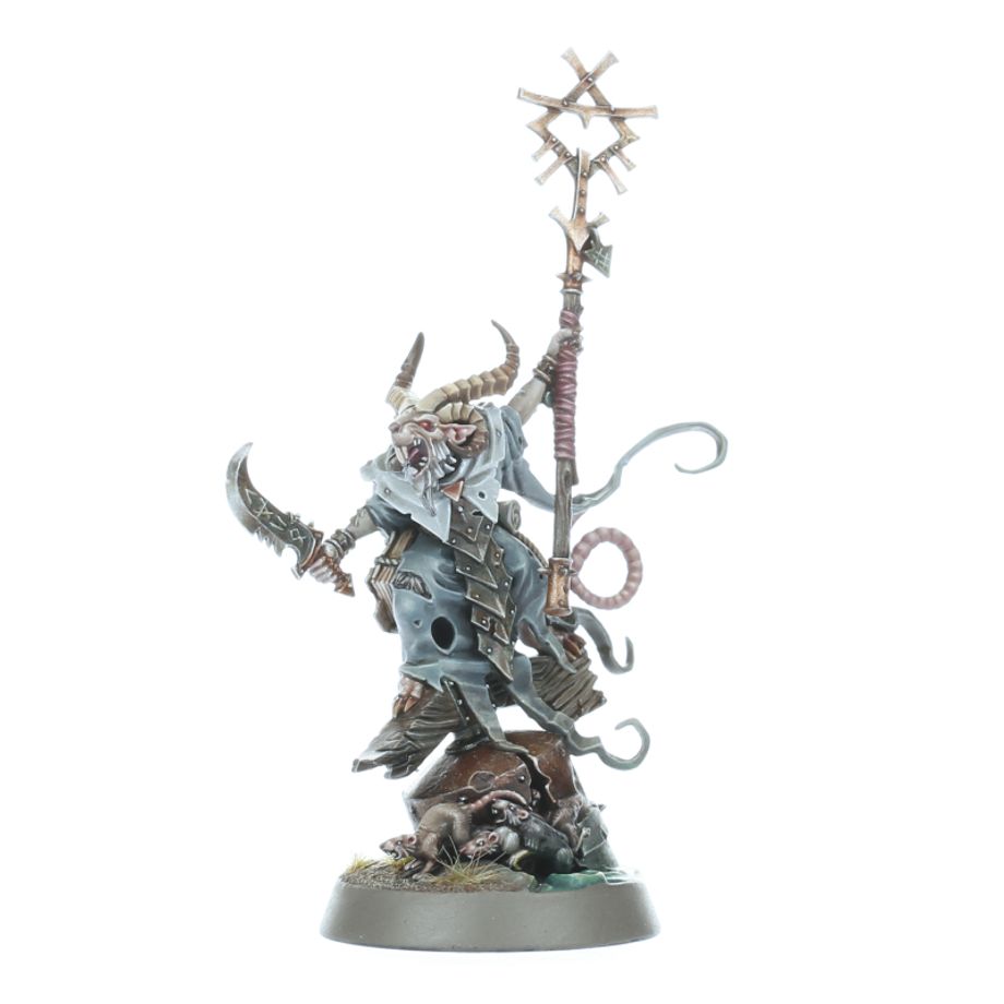 AGE OF SIGMAR: CAJA DE INICIO (ESPAÑOL) Age of sigmar: caja de inicio (español).  la era de sigmar es una era de guerra sin fin. Durante siglos, los formidables forjados en la tormenta han luchado contra las fuerzas del mal. Ahora se enfrentan a su momento más oscuro, con las malvadas hordas de los skaven amenazando con destruir los reinos mortales. Este set es ideal para empezar con warhammer age of sigmar, un apasionante universo de fantasía del que puedes formar parte coleccionando ejércitos, pintándolos y combatiendo con tus amistades. El manual de 64 páginas contiene todo lo que necesitas para empezar con todos los aspectos de este emocionante hobby; aprenderás a montar y pintar tus miniaturas, descubrir el universo al que pertenecen y disputar con ellas tus primeras batallas.