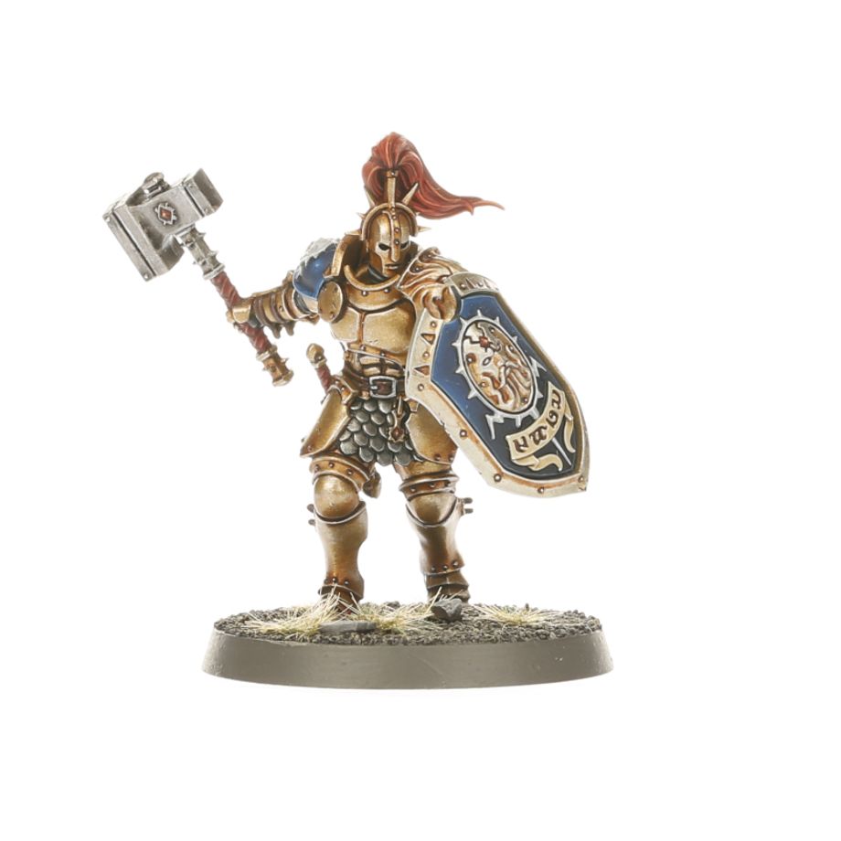 WARHAMMER AGE OF SIGMAR: CAJA DE INICIO DE PUNTA DE LANZA (ESPAÑOL) Warhammer age of sigmar: caja de inicio de punta de lanza (español). La era de sigmar es una era de guerra sin fin. Durante siglos, los formidables forjados en la tormenta han luchado contra las fuerzas del mal, pero ahora parece haber llegado la hora de la ruina con incontables hordas de escurridizos skaven inundando los reinos mortales. Tan poderoso es su armamento arcano que el dios rey sigmar ha enviado a sus guerreros más poderosos para frenar la marea. A la cabeza de esta resplandeciente hueste marchan las cámaras de perdición, guerreros que han muerto tantas veces que se parecen más a armas vivientes que a los humanos que protegen. Este set es perfecto para empezar con warhammer age of sigmar, un apasionante universo de fantasía del que puedes formar parte coleccionando ejércitos, pintándolos y combatiendo con tus amistades. El manual de 72 páginas contiene todo lo que necesitas para empezar con todos los aspectos de este emocionante hobby; aprenderás a montar y pintar tus miniaturas, descubrirás el universo al que pertenecen y disputarás con ellas emocionantes batallas. También incluye el libro punta de lanza: fuego y jade, que contiene todas las reglas adicionales que necesitas para jugar al vertiginoso modo de juego punta de lanza, junto con un tapete de juego de dos caras en el que jugar tus partidas de punta de lanza. Incluso encontrarás dos fuerzas completas de punta de lanza, para que te lances a jugar partidas tácticas e intensas desde el primer momento.