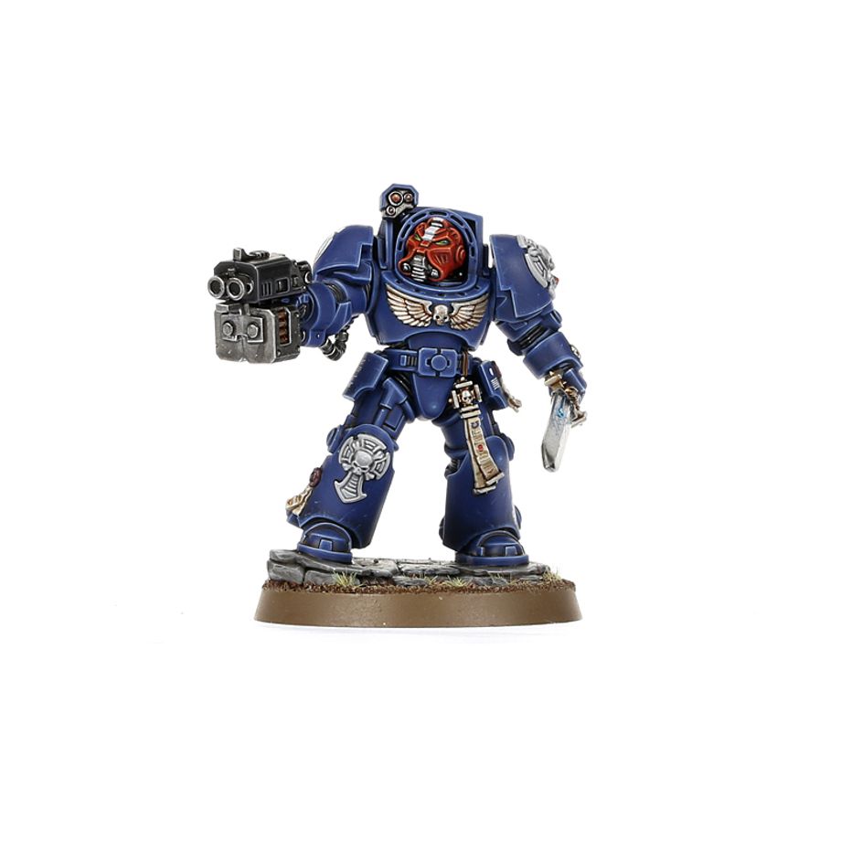WARHAMMER 40,000: CAJA DE INICIO (ESPAÑOL) Warhammer 40,000: caja de inicio (español). En el despiadado universo del lejano futuro solo hay guerra. En los dispersos mundos del imperium de la humanidad, en la galaxia asediada por tormentas disformes y conflicto sin fin, los ejércitos de la humanidad luchan por sobrevivir. El imperium está al borde de la aniquilación tras la aparición de las flotas colmena tiránidas procedentes del frío vacío interestelar. Los marines espaciales son la última línea de defensa entre esta voraz amenaza alienígena y los atribulados mundos del reino imperial. Sumérgete en el 41. º milenio con la caja de inicio definitiva de warhammer 40,000, la cual te trae una experiencia introductoria completa con un montón de miniaturas, un campo de batalla sobre el que luchar, manuales de instrucciones y todos los dados que necesitas para jugar tus primeras partidas. Elige entre los superhumanos marines espaciales o los enjambres tiránidos, pásale la vara de mando del otro ejército a un colega o familiar y combate durante horas de apasionante entretenimiento. No hay mejor manera de dar tus primeros pasos en el fascinante mundo de warhammer 40,000. Esta caja es además también ideal para expandir tus colecciones ya existentes.