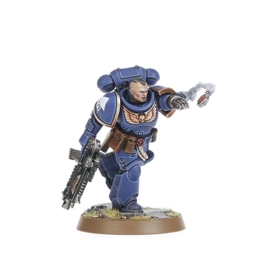 KILL TEAM: CAJA DE INICIO (ESPAÑOL) Kill team: caja de inicio (español). En el despiadado universo del lejano futuro, los proyectiles explosivos silban en el aire, las espadas sierra se revolucionan ávidas de sangre y los pies blindados golpean contra un suelo accidentado. Aquí y ahora, la batalla depende de la temeridad de un simple puñado de guerreros. ¿tienes lo que se necesita para comandarlos y llevarlos a la victoria? Kill team es un juego de mesa lleno de acción con intensas escaramuzas ambientadas en el 41. º milenio, el telón de fondo de warhammer 40,000. Esta caja de inicio contiene todo lo que dos jugadores necesitan para dar sus primeros pasos en kill team. Contiene dos comandos completos: los sobrehumanos marines espaciales de los ángeles de la muerte y sus corruptos homólogos, los infectos marines de plaga de la guardia de la muerte. Además, contiene todas las demás herramientas y accesorios que necesitas y una serie de escenarios introductorios para que te familiarices con los conceptos básicos de las batallas tácticas ultrarrápidas. También trae tres láminas de terreno fabricadas en madera fdm con ilustraciones impresas: solo hay que encajarlas, sin necesidad de pegamento ni pintura, y se desmontan de nuevo fácilmente para guardarlas. Toda la caja se ha diseñado para montarse y estar lista para jugar en tan solo 30 minutos.