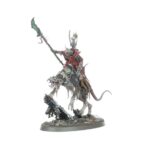 WARHAMMER AGE OF SIGMAR: CAJA DE INICIO DE PUNTA DE LANZA (ESPAÑOL). La Era de Sigmar es una era de guerra sin fin. Durante siglos, los formidables Forjados en la Tormenta han luchado contra las fuerzas del mal, pero ahora parece haber llegado la Hora de la Ruina con incontables hordas de escurridizos Skaven inundando los Reinos Mortales. Tan poderoso es su armamento arcano que el Dios Rey Sigmar ha enviado a sus guerreros más poderosos para frenar la marea. A la cabeza de esta resplandeciente hueste marchan las cámaras de Perdición, guerreros que han muerto tantas veces que se parecen más a armas vivientes que a los humanos que protegen. Este set es perfecto para empezar con Warhammer Age of Sigmar, un apasionante universo de fantasía del que puedes formar parte coleccionando ejércitos, pintándolos y combatiendo con tus amistades. El manual de 72 páginas contiene todo lo que necesitas para empezar con todos los aspectos de este emocionante hobby; aprenderás a montar y pintar tus miniaturas, descubrirás el universo al que pertenecen y disputarás con ellas emocionantes batallas. También incluye el libro Punta de lanza: Fuego y jade, que contiene todas las reglas adicionales que necesitas para jugar al vertiginoso modo de juego Punta de lanza, junto con un tapete de juego de dos caras en el que jugar tus partidas de Punta de lanza. Incluso encontrarás dos fuerzas completas de Punta de lanza, para que te lances a jugar partidas tácticas e intensas desde el primer momento.