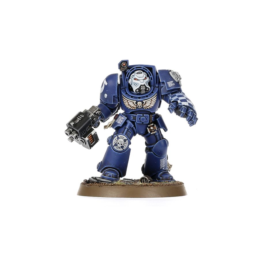 WARHAMMER 40,000: CAJA DE INICIO (ESPAÑOL) Warhammer 40,000: caja de inicio (español). En el despiadado universo del lejano futuro solo hay guerra. En los dispersos mundos del imperium de la humanidad, en la galaxia asediada por tormentas disformes y conflicto sin fin, los ejércitos de la humanidad luchan por sobrevivir. El imperium está al borde de la aniquilación tras la aparición de las flotas colmena tiránidas procedentes del frío vacío interestelar. Los marines espaciales son la última línea de defensa entre esta voraz amenaza alienígena y los atribulados mundos del reino imperial. Sumérgete en el 41. º milenio con la caja de inicio definitiva de warhammer 40,000, la cual te trae una experiencia introductoria completa con un montón de miniaturas, un campo de batalla sobre el que luchar, manuales de instrucciones y todos los dados que necesitas para jugar tus primeras partidas. Elige entre los superhumanos marines espaciales o los enjambres tiránidos, pásale la vara de mando del otro ejército a un colega o familiar y combate durante horas de apasionante entretenimiento. No hay mejor manera de dar tus primeros pasos en el fascinante mundo de warhammer 40,000. Esta caja es además también ideal para expandir tus colecciones ya existentes.