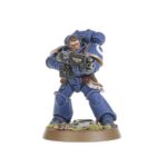 KILL TEAM: CAJA DE INICIO (ESPAÑOL). En el despiadado universo del lejano futuro, los proyectiles explosivos silban en el aire, las espadas sierra se revolucionan ávidas de sangre y los pies blindados golpean contra un suelo accidentado. Aquí y ahora, la batalla depende de la temeridad de un simple puñado de guerreros. ¿Tienes lo que se necesita para comandarlos y llevarlos a la victoria? Kill Team es un juego de mesa lleno de acción con intensas escaramuzas ambientadas en el 41.º Milenio, el telón de fondo de Warhammer 40,000. Esta caja de inicio contiene todo lo que dos jugadores necesitan para dar sus primeros pasos en Kill Team. Contiene dos comandos completos: los sobrehumanos Marines Espaciales de los Ángeles de la Muerte y sus corruptos homólogos, los infectos Marines de Plaga de la Guardia de la Muerte. Además, contiene todas las demás herramientas y accesorios que necesitas y una serie de escenarios introductorios para que te familiarices con los conceptos básicos de las batallas tácticas ultrarrápidas. También trae tres láminas de terreno fabricadas en madera FDM con ilustraciones impresas: solo hay que encajarlas, sin necesidad de pegamento ni pintura, y se desmontan de nuevo fácilmente para guardarlas. Toda la caja se ha diseñado para montarse y estar lista para jugar en tan solo 30 minutos.