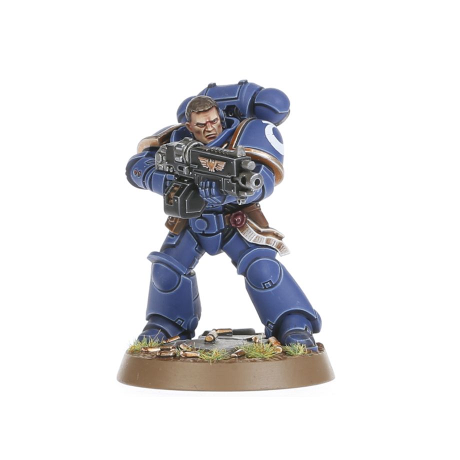 KILL TEAM: CAJA DE INICIO (ESPAÑOL) Kill team: caja de inicio (español). En el despiadado universo del lejano futuro, los proyectiles explosivos silban en el aire, las espadas sierra se revolucionan ávidas de sangre y los pies blindados golpean contra un suelo accidentado. Aquí y ahora, la batalla depende de la temeridad de un simple puñado de guerreros. ¿tienes lo que se necesita para comandarlos y llevarlos a la victoria? Kill team es un juego de mesa lleno de acción con intensas escaramuzas ambientadas en el 41. º milenio, el telón de fondo de warhammer 40,000. Esta caja de inicio contiene todo lo que dos jugadores necesitan para dar sus primeros pasos en kill team. Contiene dos comandos completos: los sobrehumanos marines espaciales de los ángeles de la muerte y sus corruptos homólogos, los infectos marines de plaga de la guardia de la muerte. Además, contiene todas las demás herramientas y accesorios que necesitas y una serie de escenarios introductorios para que te familiarices con los conceptos básicos de las batallas tácticas ultrarrápidas. También trae tres láminas de terreno fabricadas en madera fdm con ilustraciones impresas: solo hay que encajarlas, sin necesidad de pegamento ni pintura, y se desmontan de nuevo fácilmente para guardarlas. Toda la caja se ha diseñado para montarse y estar lista para jugar en tan solo 30 minutos.